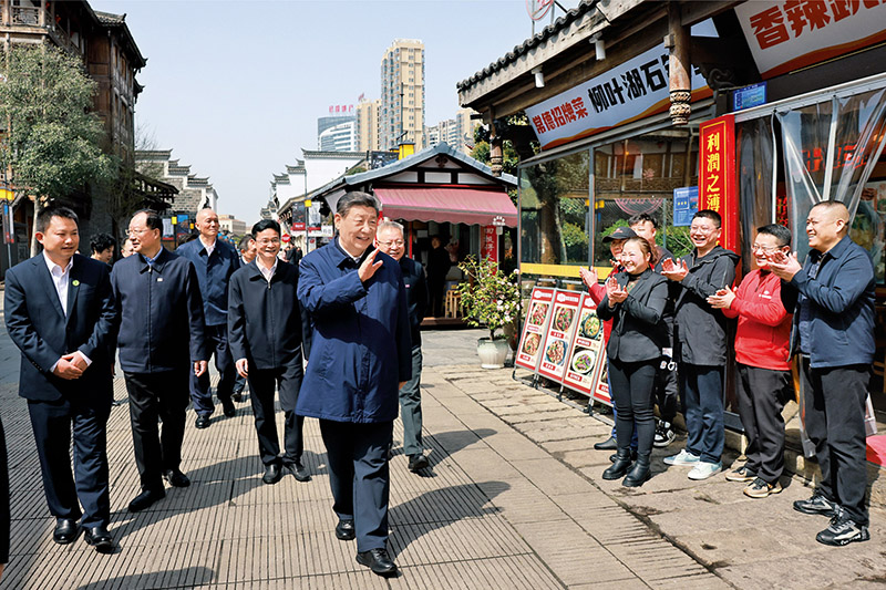 2024年3月18日至21日，中共中央总书记、国家主席、中央军委主席习近平在湖南考察。这是19日上午，习近平在常德河街考察时，同店主和游客亲切交流。 新华社记者 王晔/摄